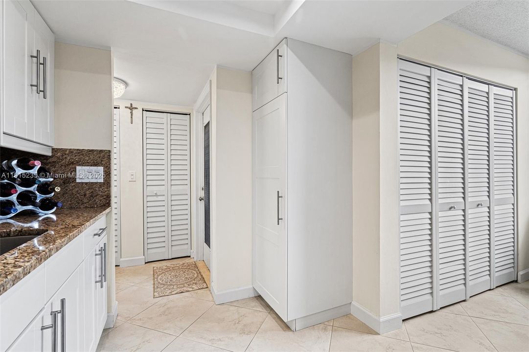 На продажу: $215,000 (2 спален, 2 ванн, 1000 Квадратных фут)