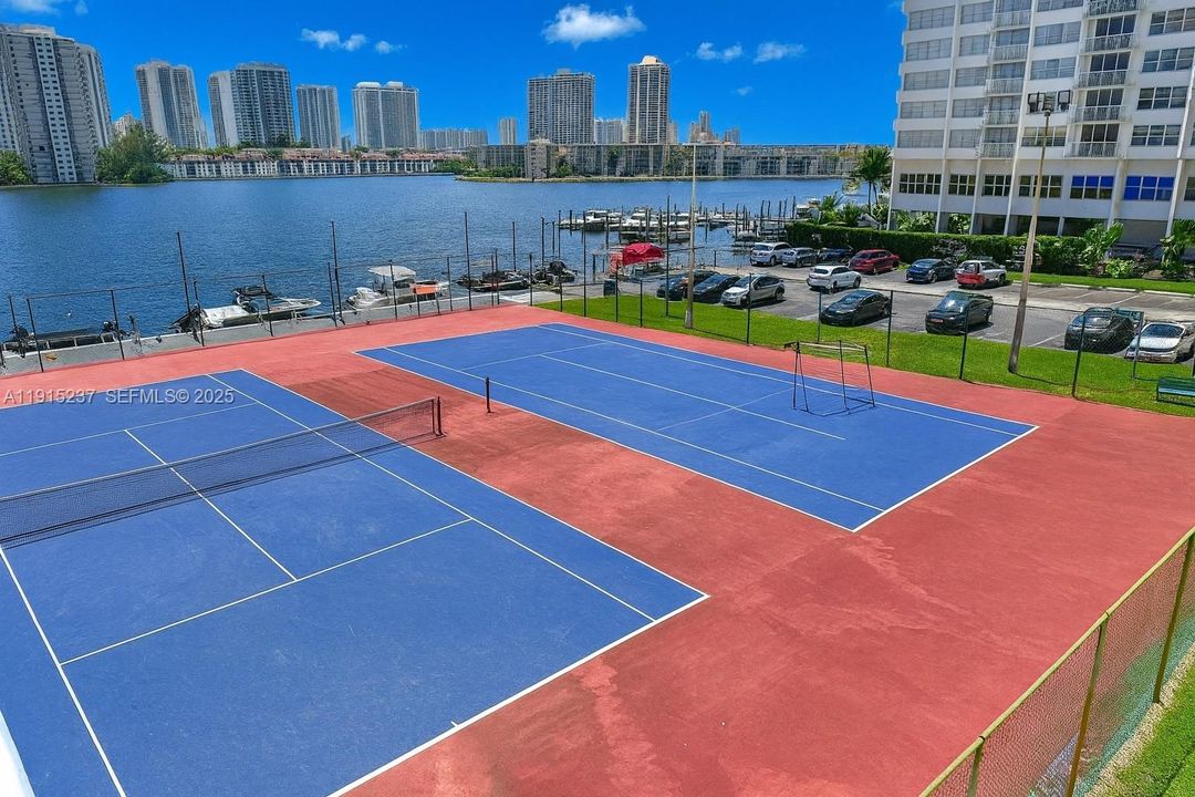 В аренду: $2,700 (0 спален, 0 ванн, 1300 Квадратных фут)