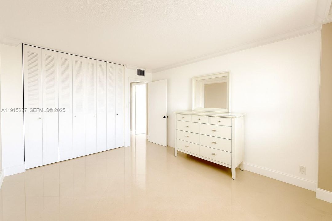 В аренду: $2,700 (0 спален, 0 ванн, 1300 Квадратных фут)