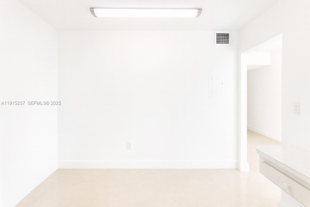 В аренду: $2,700 (0 спален, 0 ванн, 1300 Квадратных фут)