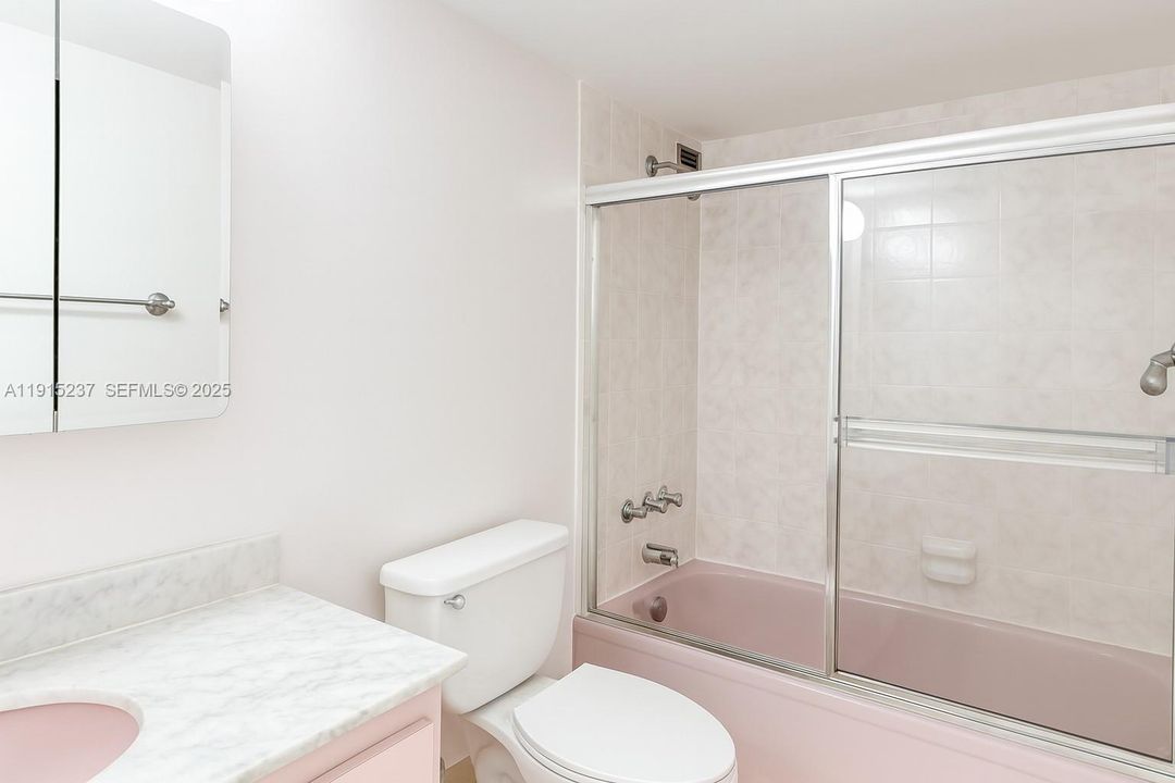 В аренду: $2,700 (0 спален, 0 ванн, 1300 Квадратных фут)