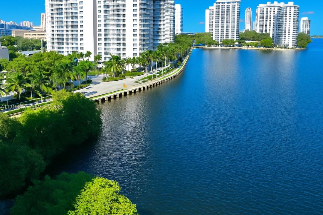 В аренду: $2,700 (0 спален, 0 ванн, 1300 Квадратных фут)