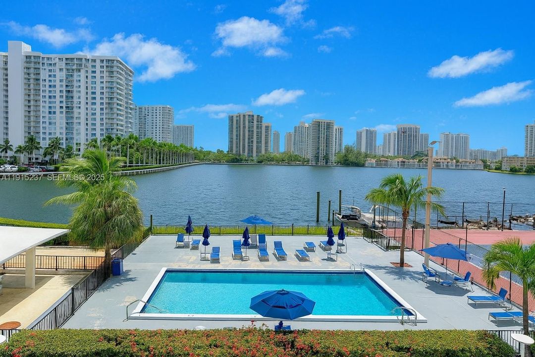 В аренду: $2,700 (0 спален, 0 ванн, 1300 Квадратных фут)