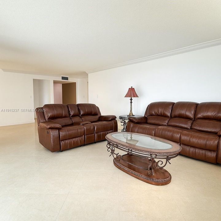 В аренду: $2,700 (0 спален, 0 ванн, 1300 Квадратных фут)