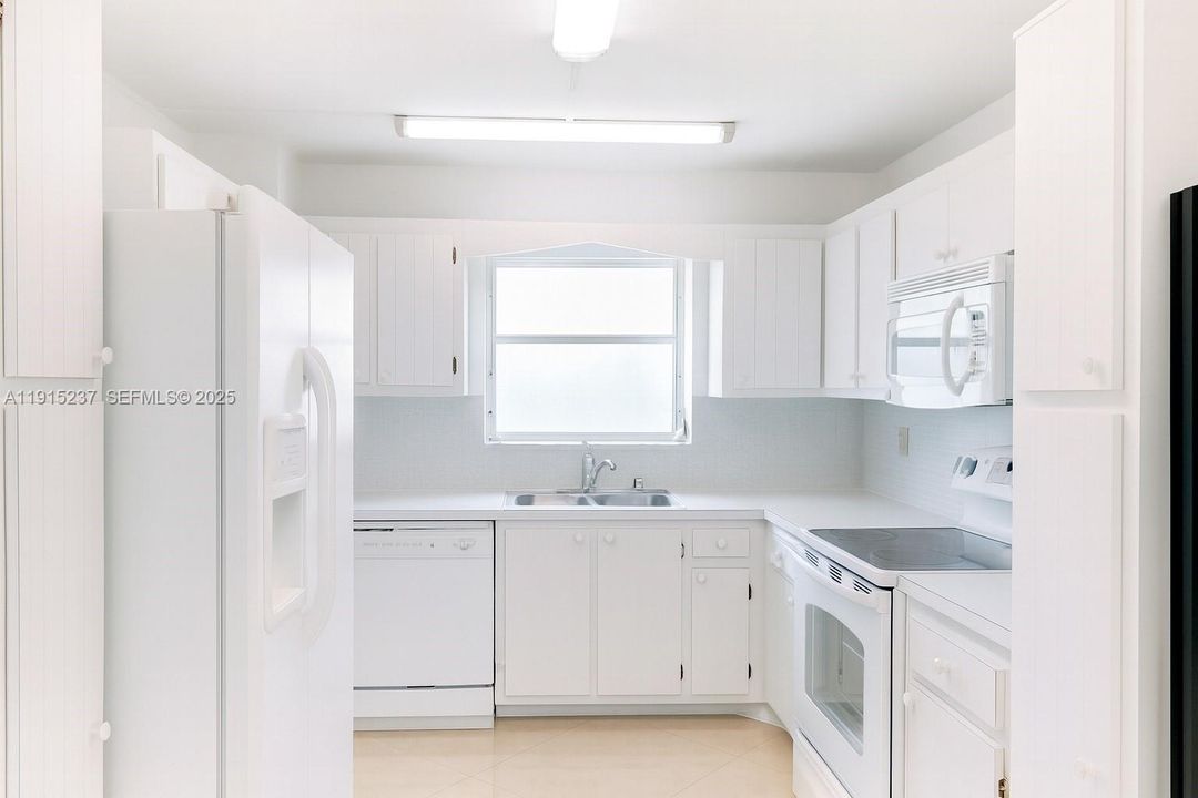 В аренду: $2,700 (0 спален, 0 ванн, 1300 Квадратных фут)