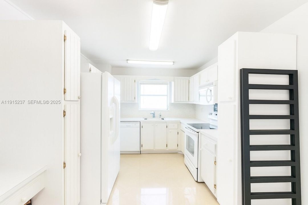 В аренду: $2,700 (0 спален, 0 ванн, 1300 Квадратных фут)