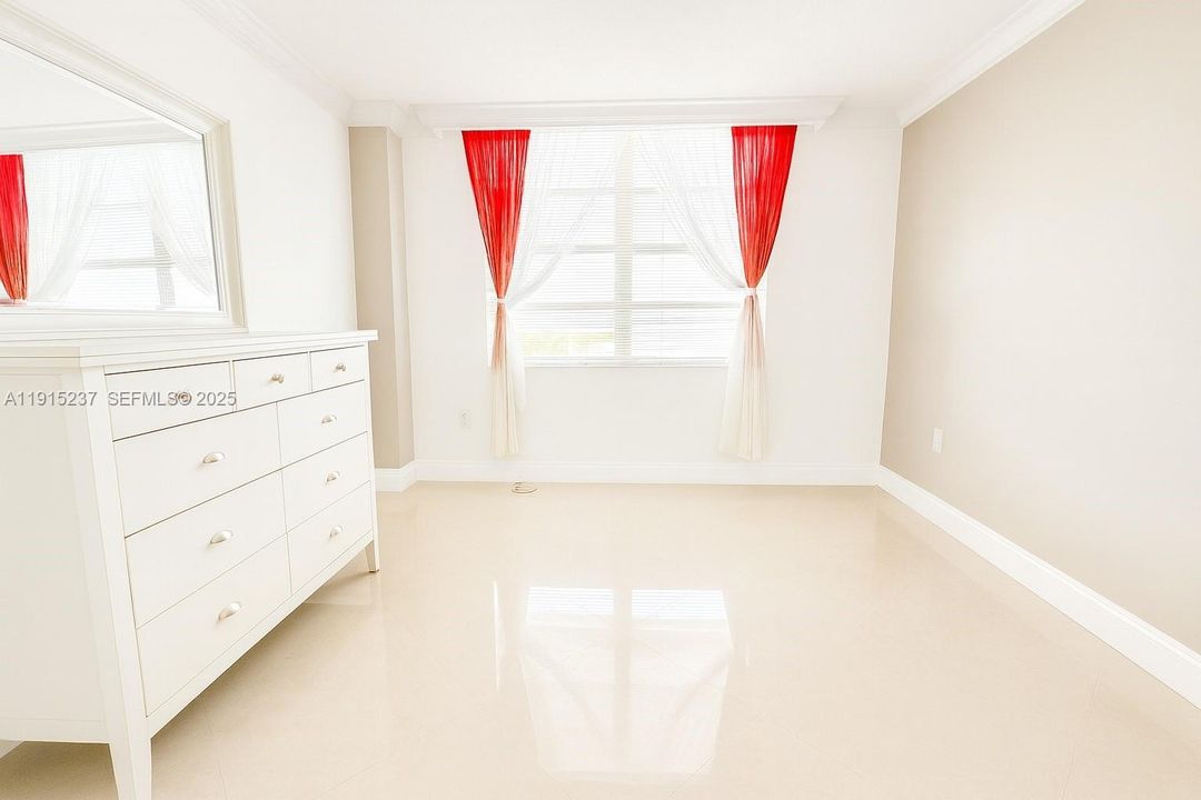 В аренду: $2,700 (0 спален, 0 ванн, 1300 Квадратных фут)