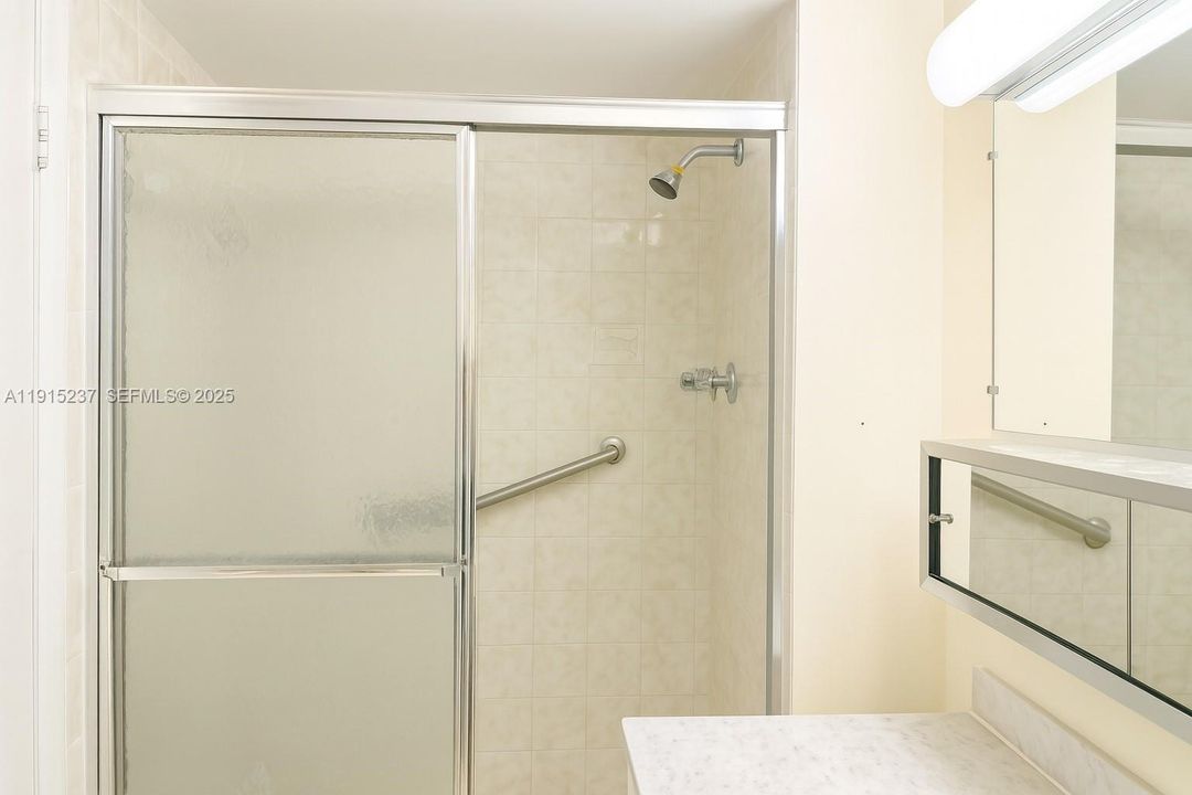 В аренду: $2,700 (0 спален, 0 ванн, 1300 Квадратных фут)