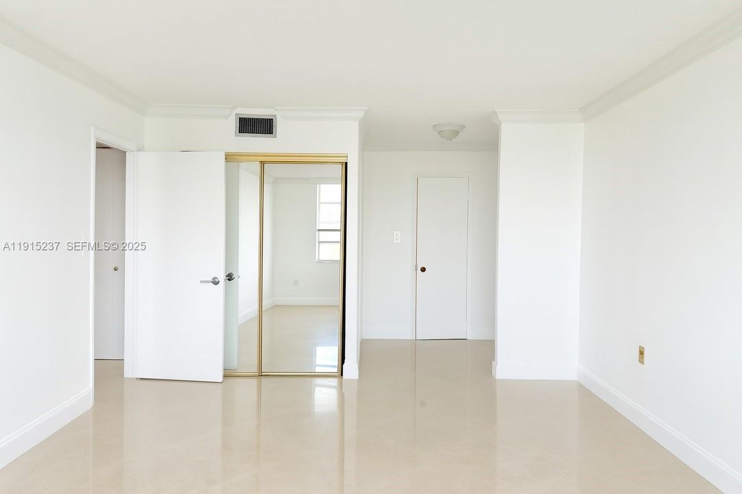 В аренду: $2,700 (0 спален, 0 ванн, 1300 Квадратных фут)