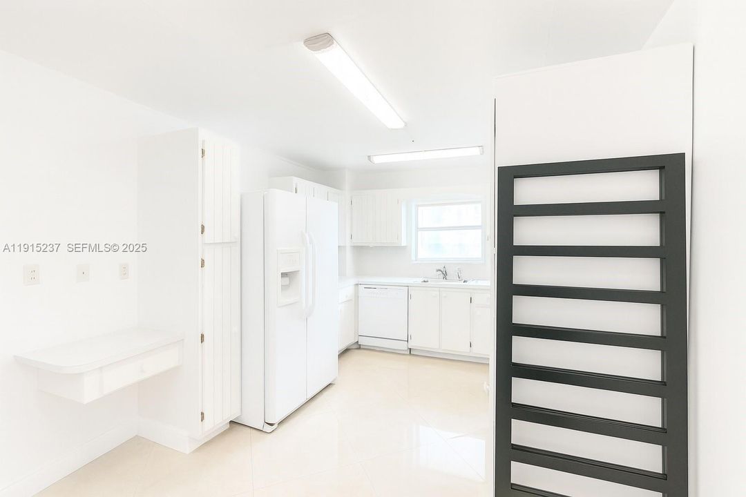 В аренду: $2,700 (0 спален, 0 ванн, 1300 Квадратных фут)