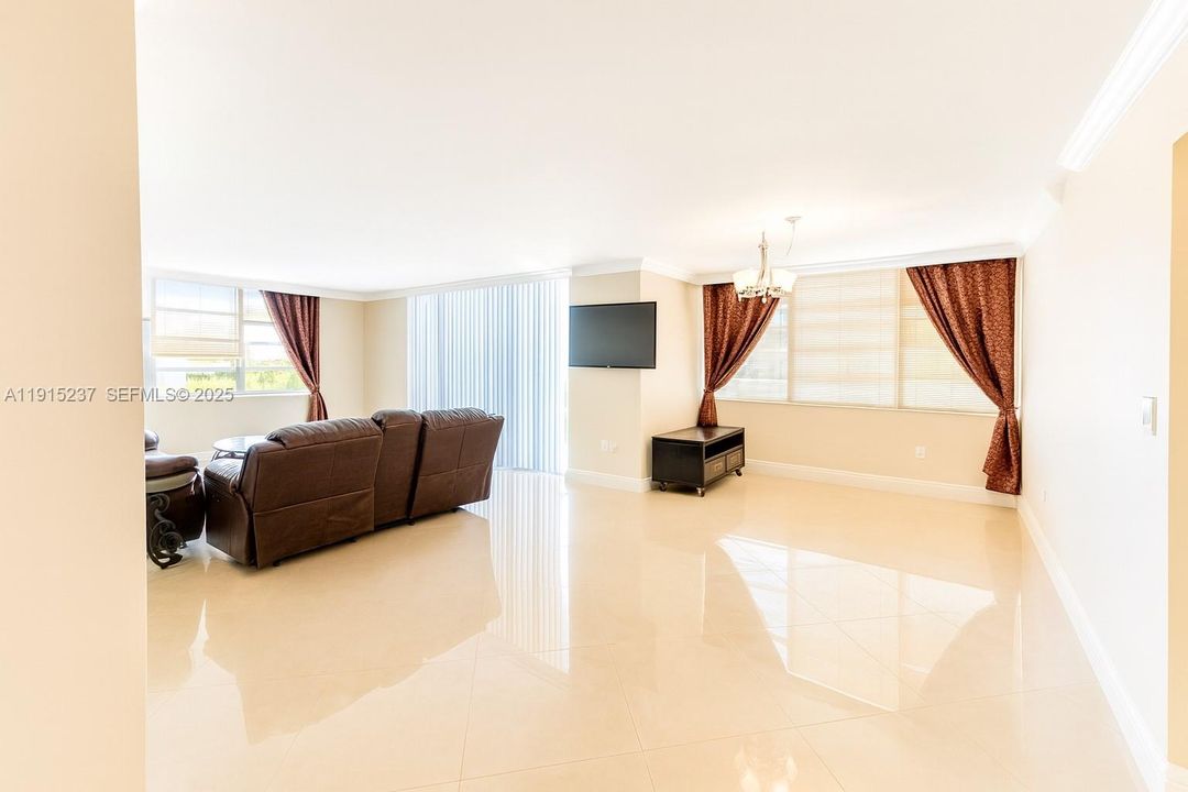 В аренду: $2,700 (0 спален, 0 ванн, 1300 Квадратных фут)