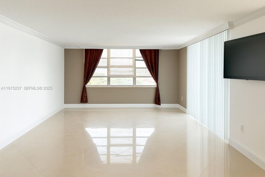 В аренду: $2,700 (0 спален, 0 ванн, 1300 Квадратных фут)