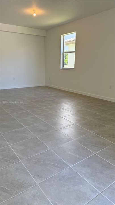 出租: $4,000 (3 贝兹, 2 浴室, 3100 平方英尺)