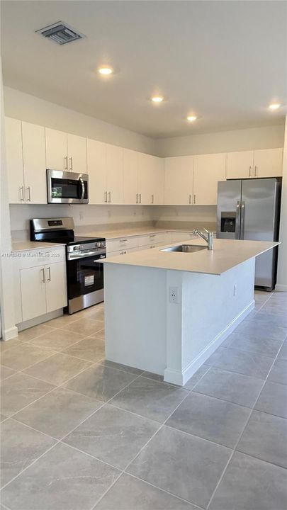 出租: $4,000 (3 贝兹, 2 浴室, 3100 平方英尺)