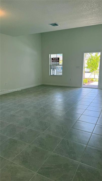 出租: $4,000 (3 贝兹, 2 浴室, 3100 平方英尺)