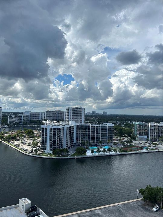 For Sale: $765,000 (2 beds, 3 baths, 1800 Square Feet)