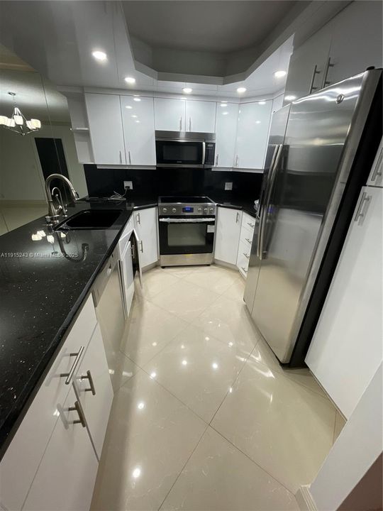 For Sale: $765,000 (2 beds, 3 baths, 1800 Square Feet)