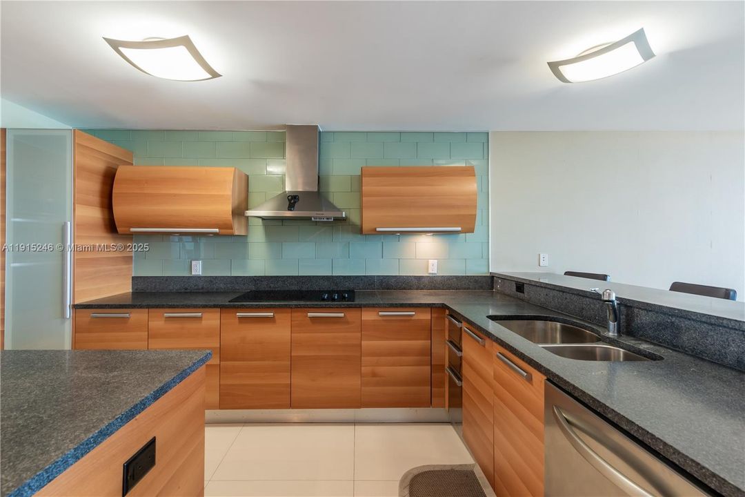 For Sale: $980,000 (3 beds, 3 baths, 2119 Square Feet)