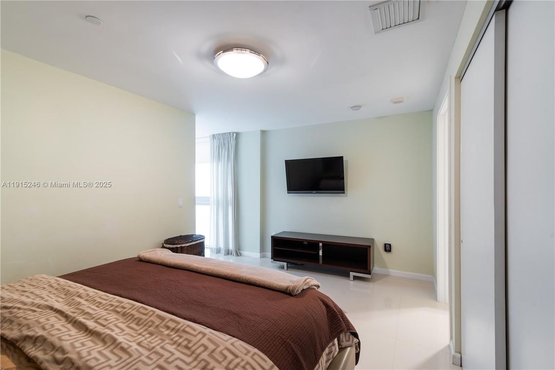 For Sale: $980,000 (3 beds, 3 baths, 2119 Square Feet)