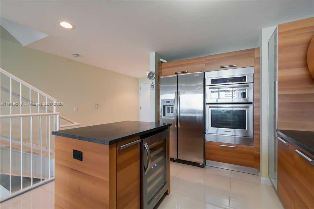 For Sale: $980,000 (3 beds, 3 baths, 2119 Square Feet)