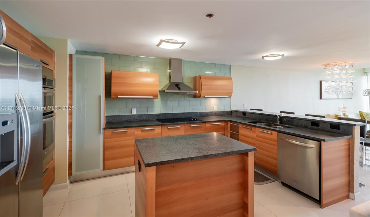 For Sale: $980,000 (3 beds, 3 baths, 2119 Square Feet)