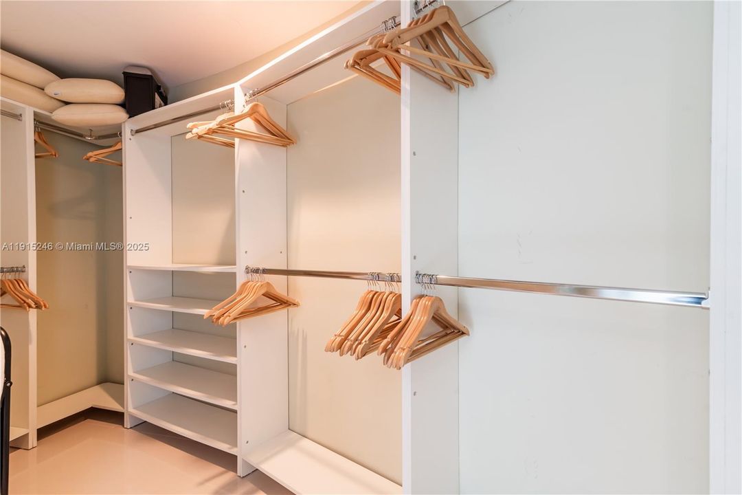 For Sale: $980,000 (3 beds, 3 baths, 2119 Square Feet)