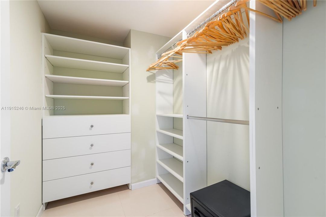 For Sale: $980,000 (3 beds, 3 baths, 2119 Square Feet)