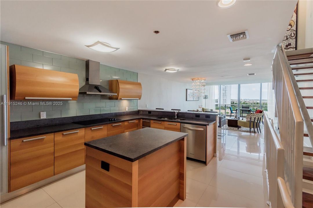 For Sale: $980,000 (3 beds, 3 baths, 2119 Square Feet)