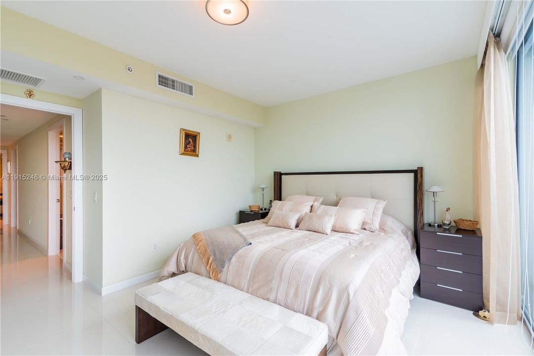 For Sale: $980,000 (3 beds, 3 baths, 2119 Square Feet)