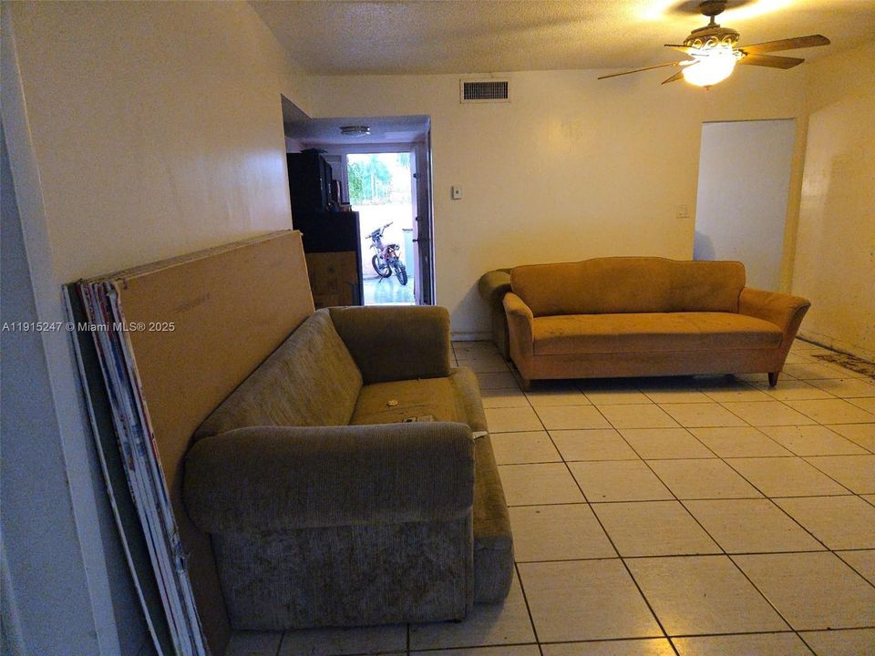 En Venta: $259,000 (2 camas, 2 baños, 2100 Pies cuadrados)