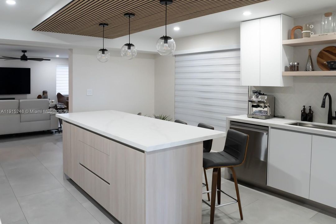 待售: $674,999 (2 贝兹, 2 浴室, 1111 平方英尺)