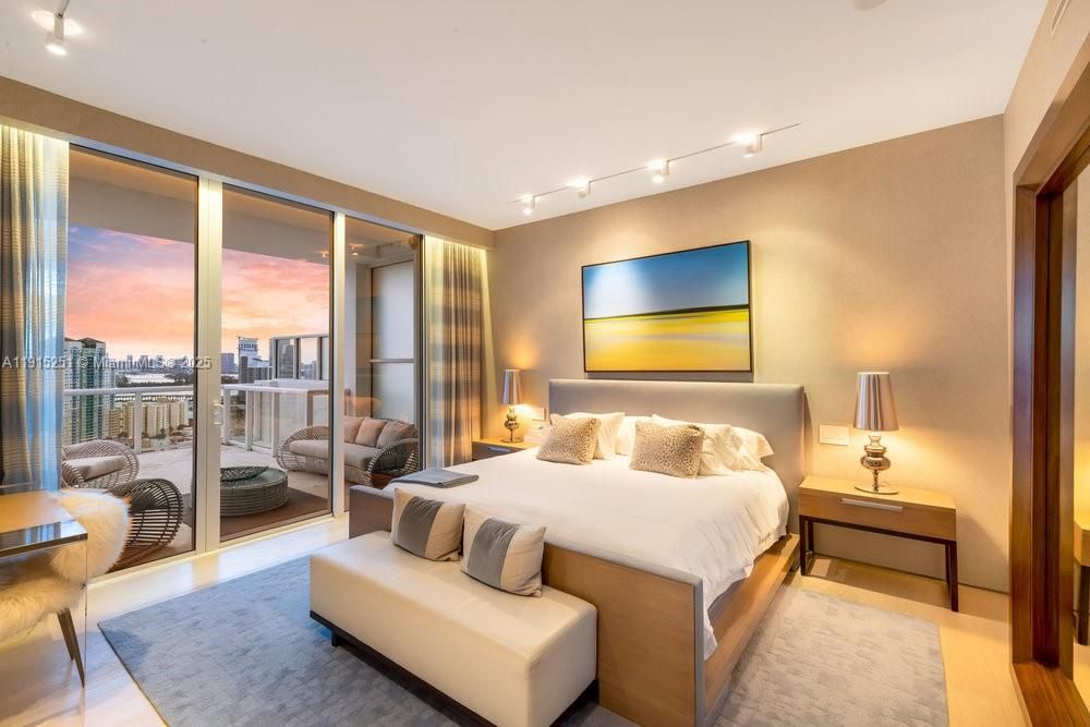 待售: $9,995,000 (3 贝兹, 3 浴室, 2306 平方英尺)