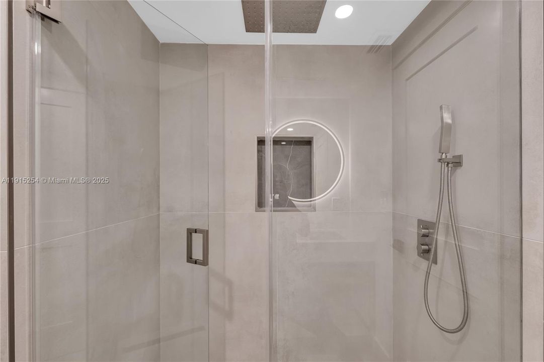 En Venta: $1,725,000 (2 camas, 2 baños, 2115 Pies cuadrados)