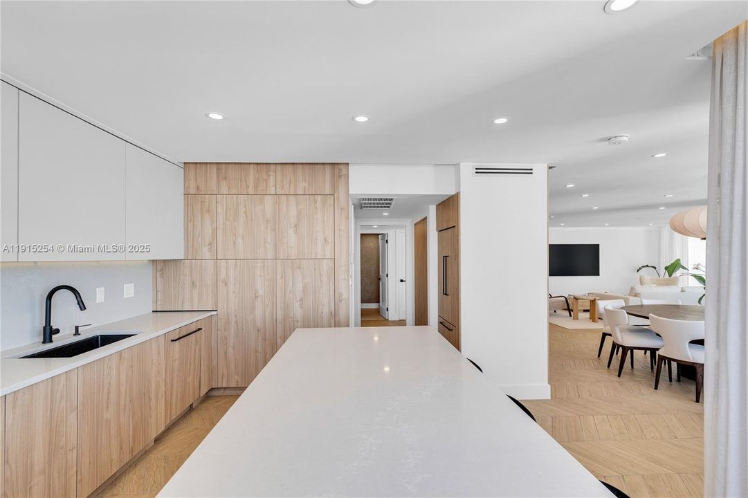 En Venta: $1,725,000 (2 camas, 2 baños, 2115 Pies cuadrados)