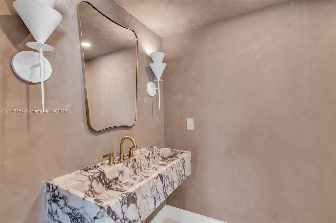 En Venta: $1,725,000 (2 camas, 2 baños, 2115 Pies cuadrados)