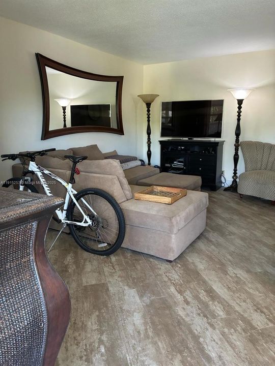 For Sale: $120,000 (1 beds, 1 baths, 676 Square Feet)