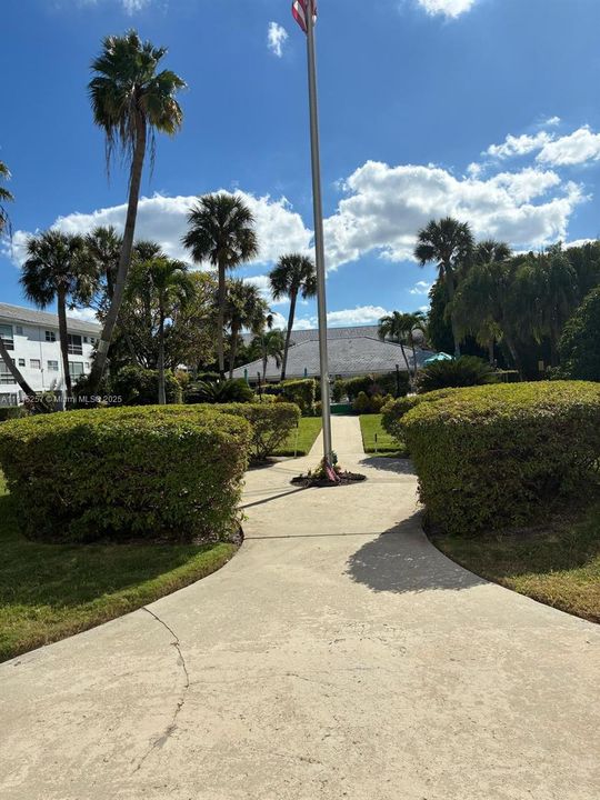 For Sale: $120,000 (1 beds, 1 baths, 676 Square Feet)