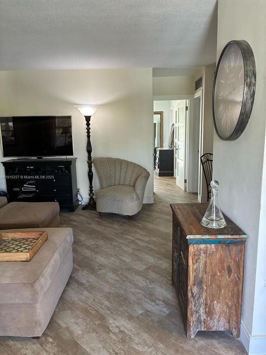 For Sale: $120,000 (1 beds, 1 baths, 676 Square Feet)