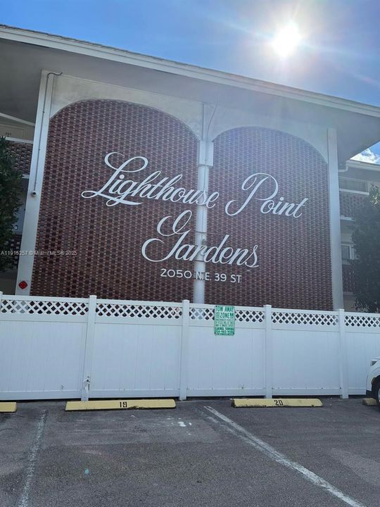 For Sale: $120,000 (1 beds, 1 baths, 676 Square Feet)