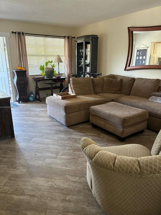 For Sale: $120,000 (1 beds, 1 baths, 676 Square Feet)