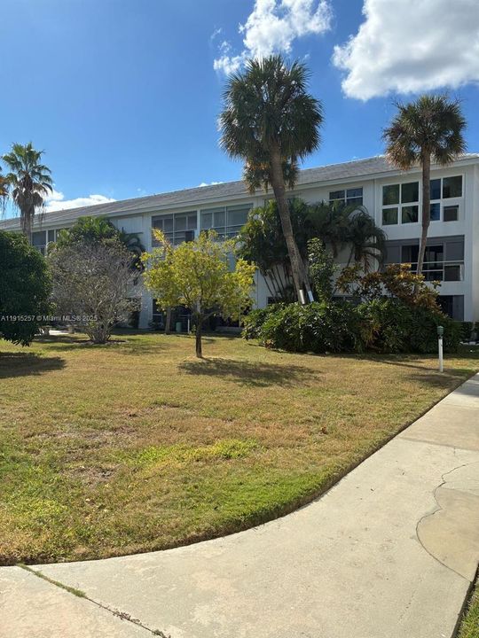 For Sale: $120,000 (1 beds, 1 baths, 676 Square Feet)