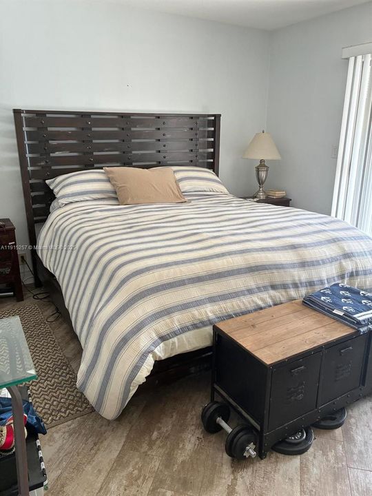 For Sale: $120,000 (1 beds, 1 baths, 676 Square Feet)