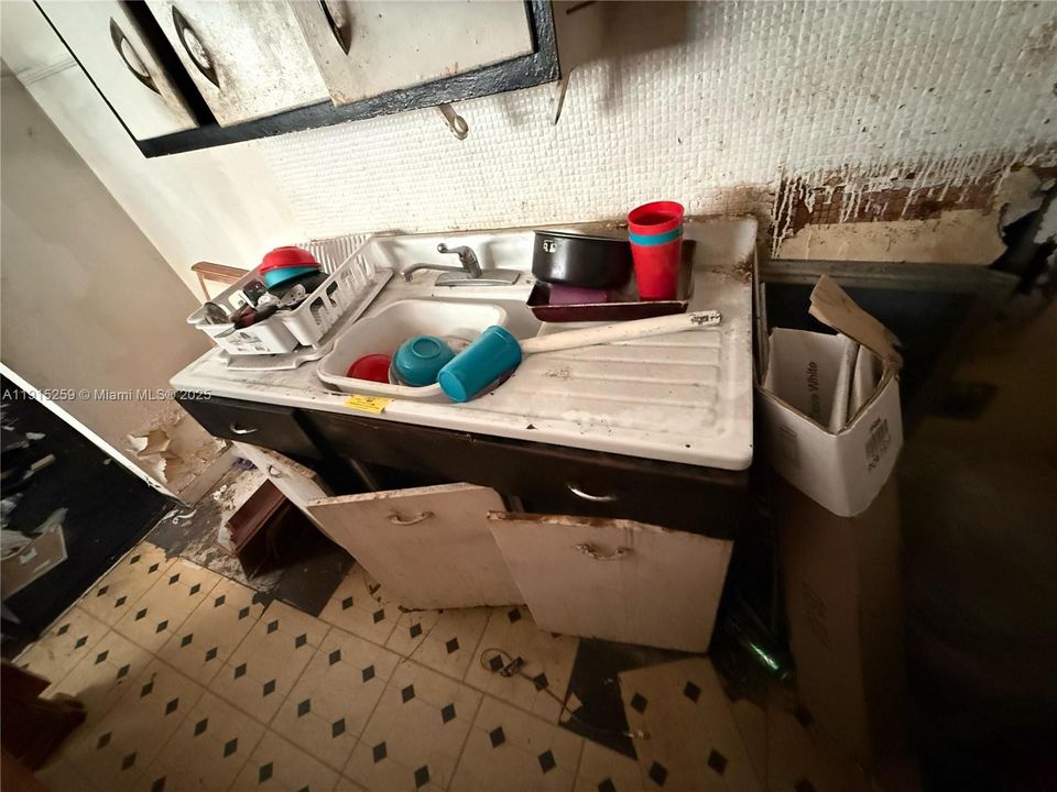 待售: $295,900 (2 贝兹, 1 浴室, 594 平方英尺)