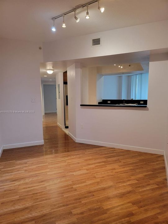 出租: $2,200 (1 贝兹, 1 浴室, 1035 平方英尺)