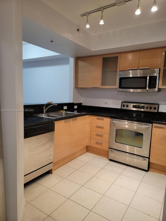 出租: $2,200 (1 贝兹, 1 浴室, 1035 平方英尺)