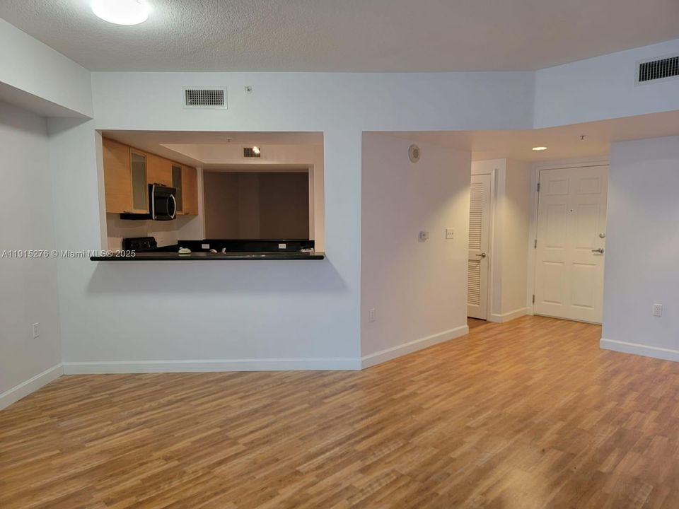 出租: $2,200 (1 贝兹, 1 浴室, 1035 平方英尺)