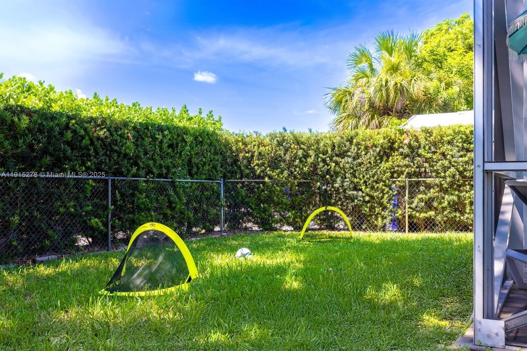 For Rent: $7,000 (3 beds, 2 baths, 1608 Square Feet)