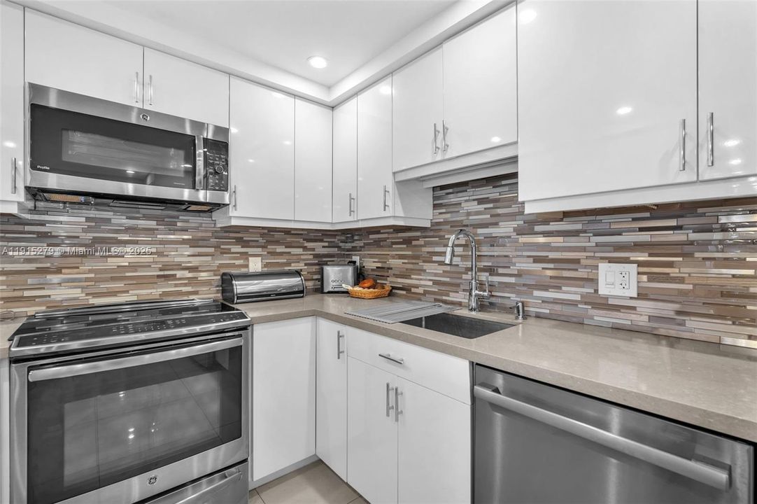 For Rent: $4,500 (3 beds, 2 baths, 1716 Square Feet)