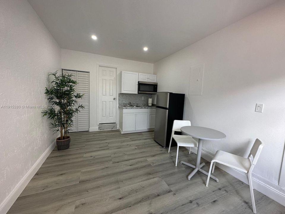 For Rent: $1,200 (0 beds, 1 baths, 1490 Square Feet)