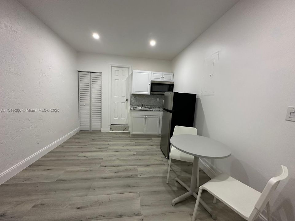 For Rent: $1,200 (0 beds, 1 baths, 1490 Square Feet)